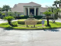 Minutes away from beach, Best Rate, Pool, Free parking and King Bed.