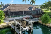 Waterfront Perfection! Beautiful New Dock, Heated Saltwater Pool and Spa. Hotel in zona Endless Summer Adventures