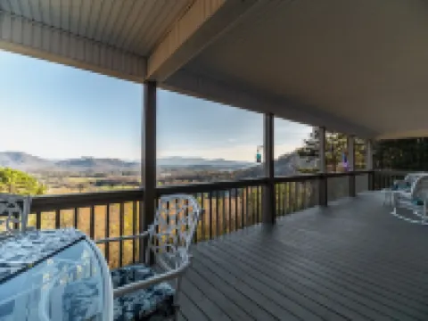 Breathtaking Views of Lake Chatuge & Mountain Harbour Golf Course.