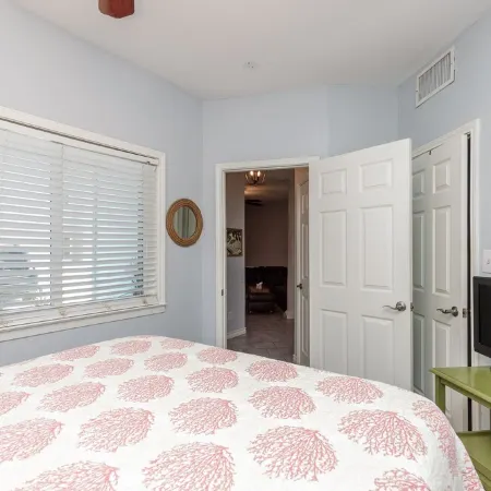 Walk to Beach! Ground Level, 1 Bedroom, 1 Bath, Sleeps 4, Pet Friendly! Отели рядом с достопримечательностью «Пирс Боба Холла»