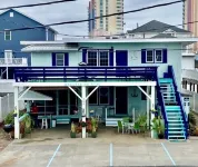 Meander on Up - 2nd floor beach house! steps to the beach