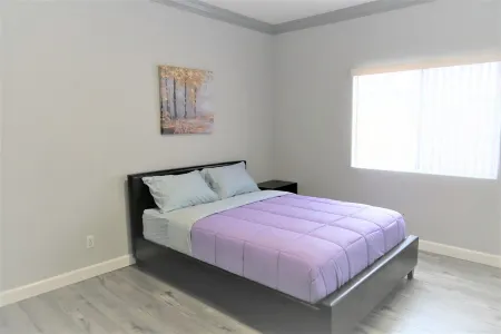 Affordable Vacation Home near DisneyLand & Beaches Отели рядом с достопримечательностью «Университет Стантон»