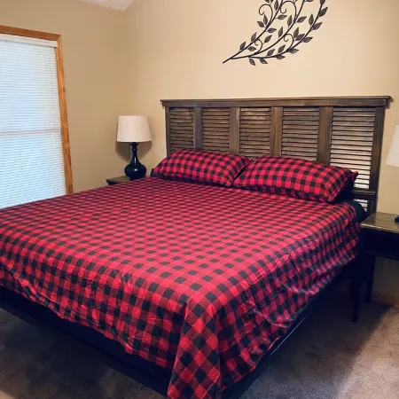 4BR & 3.5BA Cabin near Toccoa River with Hot Tub and Game Room!