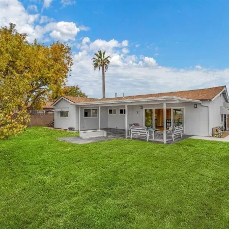 Luxurious Newly Remodeled 4 bedroom Home with Large Backyard near Disneyland