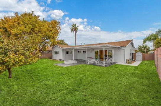 Luxurious Newly Remodeled 4 bedroom Home with Large Backyard near Disneyland