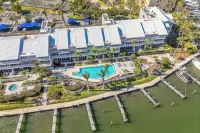 Waterfront 2BR 2BA  Pool - 10 min walk to Beach - 4-Star