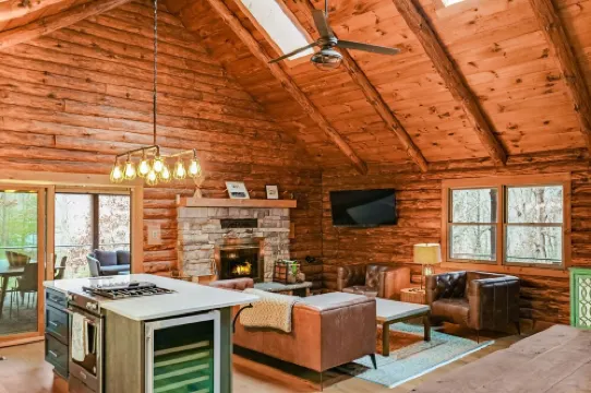 Hidden Cabin Retreat with Hot Tub in Lost City, WV