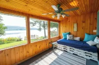Entire Lake House on Lake Memphremagog, dead end RD, private. 30 min to Jay Peak Отели в г. Орлеанс