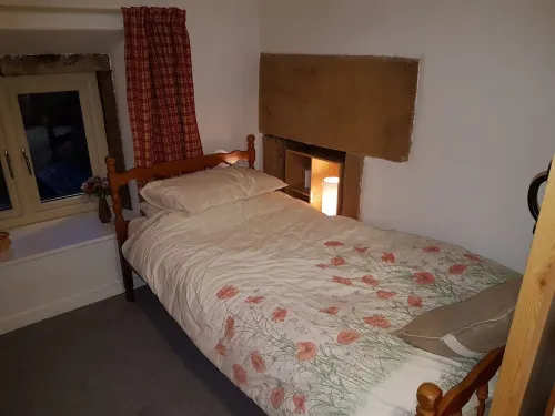 Beautiful 2 bedroomed stone cottage in the centre of Crich