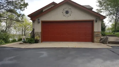 Relaxing Lake Home on the Edge of Kettle Moraine State Forest Отели рядом с достопримечательностью «Уайтуотер Спринг Уотер»