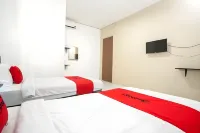 RedDoorz Plus Near Galaxy Mall Hotels in Tambaksari