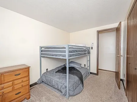 Level Laurel highlands house on 5 acres!