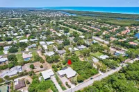 Hobe Sound Private Oasis with  pool on beautiful landscaped 1/2 acre