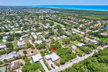 Hobe Sound Private Oasis with  pool on beautiful landscaped 1/2 acre