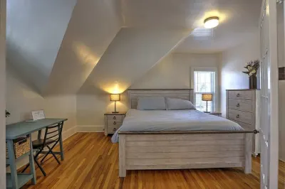 1 minute to historic downtown, bring your pet! Hotels in 