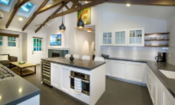 Bright, Spacious & Charming Beach House Steps from Ocean