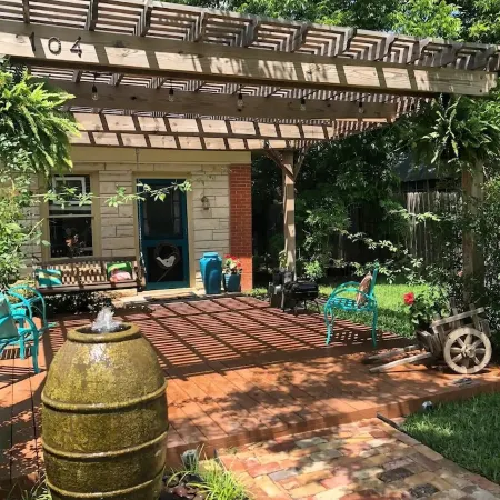 Charming bungalow near downtown Round Rock! High speed Wi-Fi!