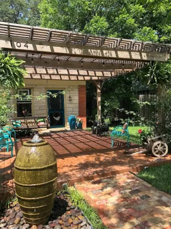 Charming bungalow near downtown Round Rock! High speed Wi-Fi! Отели рядом с достопримечательностью «Kalahari Indoor Water Park»