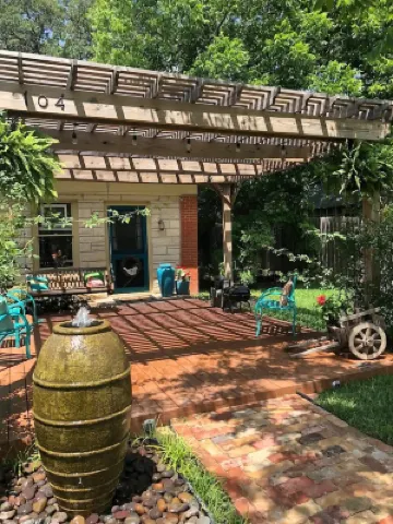 Charming bungalow near downtown Round Rock! High speed Wi-Fi!