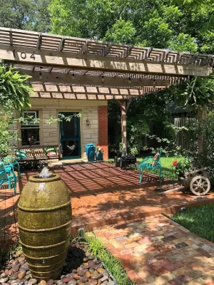 Charming bungalow near downtown Round Rock! High speed Wi-Fi!