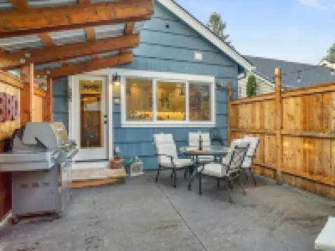 Delightful Downtown Retreat in the Willamette Wine Country Hotels in Newberg