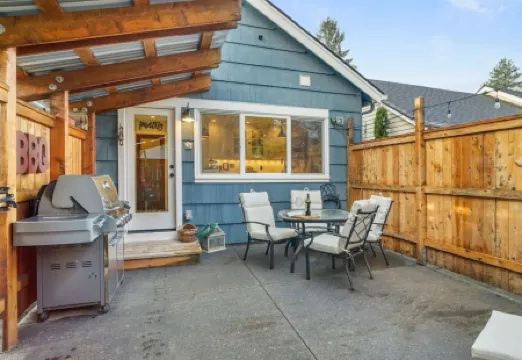 Delightful Downtown Retreat in the Willamette Wine Country