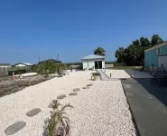 Charming 2-bedroom 2-full bath home with fishing dock, kayaks, WiFi, AC and more Hotels near Church of God Wimauma Convention