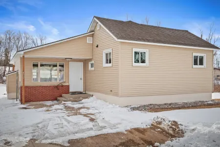 Charming 3-bedroom newly renovated house located in the Village of Amherst