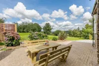 Light and airy traditional Devon Barn, pet friendly! 엄버레이 호텔