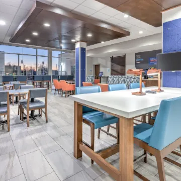 Holiday Inn Express & Suites MOORE by IHG