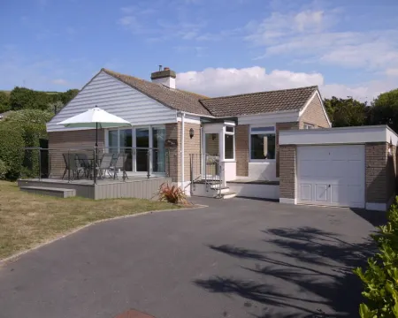 Sea Dunes - a Croyde bungalow with sea views & easy walk to the beach or village Hotels in Croyde
