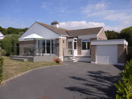 Sea Dunes - a Croyde bungalow with sea views & easy walk to the beach or village Отели рядом с достопримечательностью «Гранта Бич»