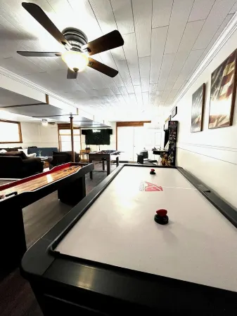 Spacious 5 BDRM Masthope Chalet with Private Movie Theater & AWESOME Game Room