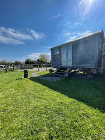 'Get Cosy' at the Hut on a Working Farm by the South Coast Отели в г. Хейлинг-Айленд