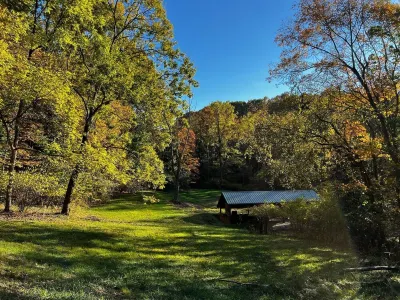 Nature Lover’s Cabin Retreat - private 24 acres w/trails and pond! Hotel dekat Strouds Run State Park