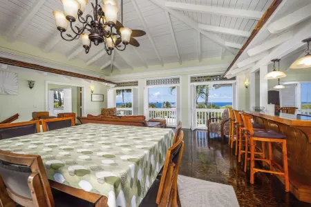 Kona Penthouse 2 Bedroom: Relax and Unwind Aloha Style Отели рядом с достопримечательностью «Маниниауоли Бич»