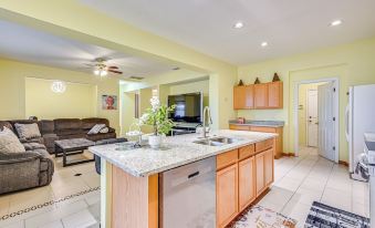 9 Mi to Apollo Beach: Riverview Getaway!
