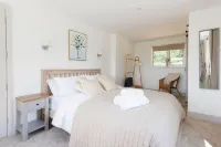 Idyllic 3 Bed Country Cottage Hotels near Wey and Arun Canal trips, Onslow Arms, Weysouth