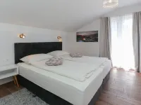 Apartments and Rooms Villa Niko Hotels in Arbanija