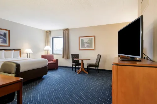 Quality Inn Auburn Hills - Detroit North - Parking
