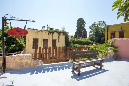 Attiki Hotel Отели рядом с достопримечательностью «Anthony Quinn Bay»