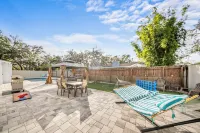 Fun Oasis! Private Pool, Hammock, Golf, Grill, and Arcade!