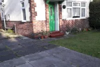 Homely 4-Bed House in Manchester Hôtels à : Sale
