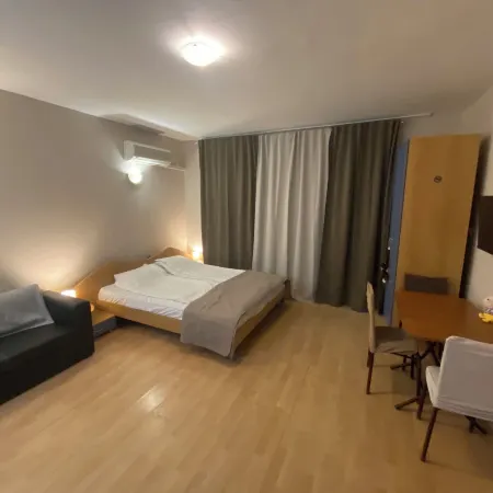 Studio - Sleeps 4 & Access to Pools