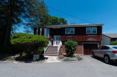Cheerful & Beautiful 3-Bedroom Ranch Hotels in Freeport