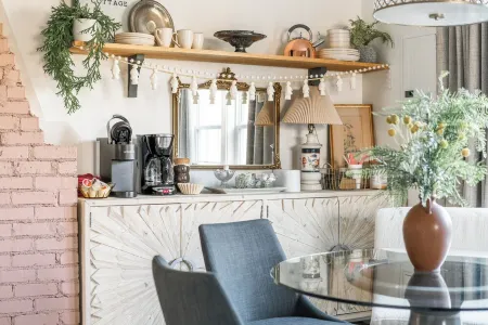 Luxe Cottage w/ hot tub + firepit + library near lake. Pet friendly!