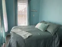 Direct waterfront cottage on private sandy beach Hotel in zona Tweed New Haven Airport
