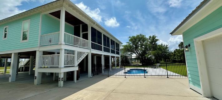 Walk to the Beach, Pool Home, Sleeps 8! Hotels in Long Beach