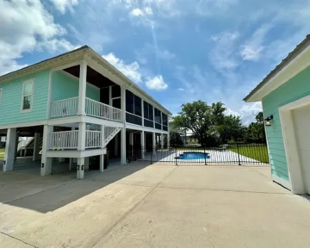 Walk to the Beach, Pool Home, Sleeps 8! 長灘酒店