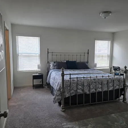 Spacious 5-bedroom house with AC, WiFi minutes from Texas A&M University